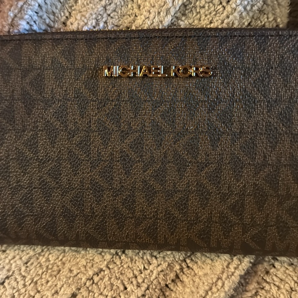Michael Kors wristlet/ accordion zip around wallet NWOT - Picture 2 of 11